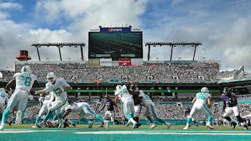 MIAMI GARDENS, FL - DECEMBER 06: Ryan Tannehill #17 hands off to Lamar Miller #26 of the Miami Dolphins during a game against the Baltimore Ravens at Sun Life Stadium on December 6, 2015 in Miami Gardens, Florida.   Mike Ehrmann/Getty Images/AFP
 == FOR NEWSPAPERS, INTERNET, TELCOS &amp; TELEVISION USE ONLY ==