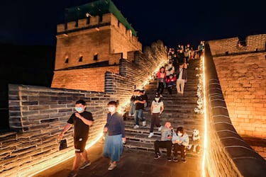 Era un sistema defensivo muy complejo que tiene muros con almenas, torres de vigilancia para divisar el ataque enemigo con su propio sistema de comunicación, cuarteles, puertas y pasos que facilitaban el comercio.
Los materiales de construcción varían dependiendo de la época: tierra o grava apisonada en capas al principio. Con el paso del tiempo se incluyeron ramas, rocas, ladrillo y mortero hecho con harina de arroz.
