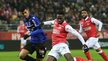 Reims&#039; forward Boulaye Dia (R) vies with Danilo Barbosa (L) during the French L1 football match between Reims and Nice on February 5, 2020 at the Auguste Delaune Stadium in Reims. (Photo by FRANCOIS NASCIMBENI / AFP)