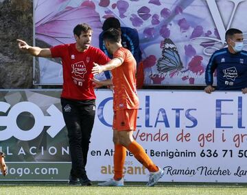 Albelda da instrucciones a un jugador del Atzeneta.