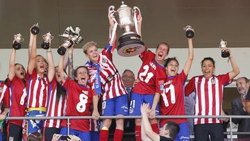 Jugadora del Atlético con el trofeo de Copa de la Reina.