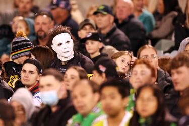 Un aficionado con una máscara del protagonista de la saga de películas de terror Halloween, Michael Myers, destaca entre el público en las gradas del GIO Stadium, en Canberra (Australia). La escena tuvo lugar durante el partido de la National Rugby League (NRL) entre Canberra Raiders y Penrith Panthers, con claro triunfo visitante (12-53).