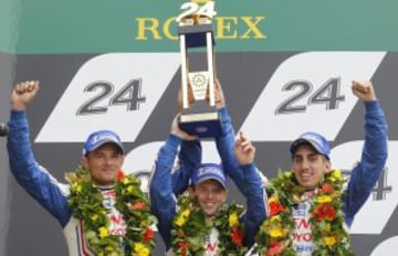 Toyota TS030 Hybrid número 8 conductores Stephane Sarrazin de Francia, Sebastien Buemi de Suiza y Anthony Davidson de Gran Bretaña celebra en el podio después de haber colocado segundo en la carrera de Le Mans