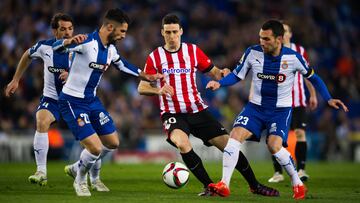 BARCELONA, SPAIN - MARCH 04: Aritz Aduriz (C) of Athletic Club fights for the ball with Alvaro Gonzalez (L) and Anaitz Arbilla (R) of RCD Espanyol during the Copa del Rey Semi-Final Second Leg match between RCD Espanyol and Athletic Club at Cornella-El Pr