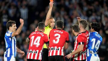 SAN SEBASTIAN, SPAIN - JANUARY 14: Yeray of Athletic Club receives a red card from Referee Guillermo Cuadra Fernandez during the LaLiga Santander match between Real Sociedad and Athletic Club at Reale Arena on January 14, 2023 in San Sebastian, Spain. (Photo by Juan Manuel Serrano Arce/Getty Images)