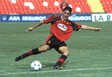 El centrocampista cordobés llegó al filial del Mallorca en la temporada 1998-99 dando el salto al primer equipo en la siguiente temporada. Hasta su salida en 2003 disputó 126 encuentros y anotó 8 goles. 