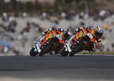 Da pena que no pueda haber dos campeones al final del curso en Moto2. Remy Gardner se coronó con justicia en la última carrera y Raúl Fernández, en su año de debut en la categoría, se quedó a las puertas. Ambos compartieron box en el Red Bull KTM Ajo y demostraron que se puede ser rival y compañero fuera de la pista. En 2022 volverán a compartir box, pero ya en MotoGP, en el equipo satélite de KTM. 