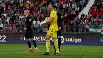 El Almería oficializa la renovación de Fernando