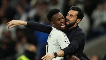 Soccer Football - UEFA Champions League - Real Madrid v AS Monaco - Santiago Bernabeu, Madrid, Spain - January 20, 2026 Real Madrid's Vinicius Junior celebrates scoring their fifth goal with coach Alvaro Arbeloa REUTERS/Violeta Santos Moura TPX IMAGES OF THE DAY