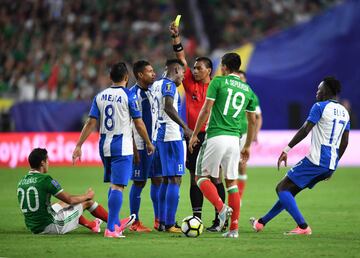 Honduras is carded after fouling Mexico's Jesus Duenas (#20) during their quarterfinal CONCACAF Gold Cup match on July 20, 2017 at the University of Phoenix Stadium in Glendale, Arizona. / AFP PHOTO / Robyn Beck