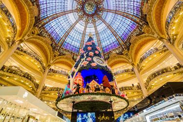 Como cada año, en el interior de las Galerías Lafayette de París, se levanta un monumental árbol que siempre tiene alguna temática específica para dejar boquiabiertos a sus visitantes. El Ártico, el espacio exterior e incluso una versión navideña de la película Moulin Rouge han sido algunas de las temáticas escogidas en los últimos años.