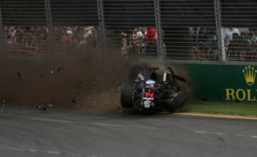 Fernando Alonso impacta contra el muro tras chocar con Gutierrez.