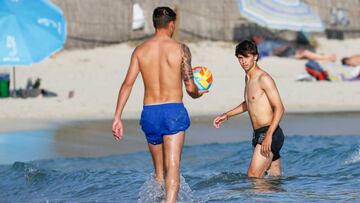 Joao Félix se relaja en las playas de Ibiza.