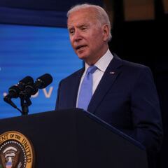 Biden insta a empresas a establecer mandato de vacunación a empleados