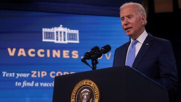 Luego de que la FDA aprobara completamente la vacuna de Pfizer, Biden pidió a las empresas privadas establecer un mandato de vacunación para sus empleados.