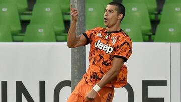 CESENA, ITALY - NOVEMBER 01: Cristiano Ronaldo of Juventus celebrates after scoring a goal 1-4 during the Serie A match between Spezia Calcio and Juventus at Dino Manuzzi Stadium on November 1, 2020 in Cesena, Italy. (Photo by Giuseppe Bellini/Getty Ima