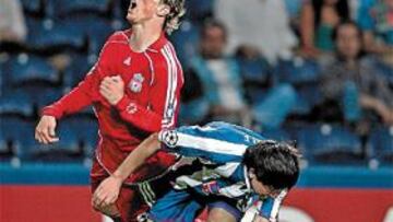 <b>DEBUTÓ. </b>Torres es derribado en el partido de anoche en Oporto.