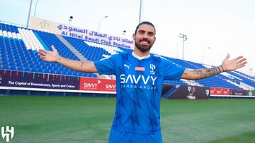 Rúben Neves posa como nuevo jugador del Al Hilal.