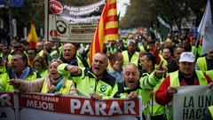 Varias personas participan en una manifestación de transportistas en el Paseo del Prado, a 14 de noviembre de 2022, en Madrid (España). La manifestación convocada por la Plataforma en Defensa del Transporte, ha contado con el apoyo de representantes de otros sectores como el de agricultura, ganadería y hostelería, entre otros. La Plataforma denuncia el "incumplimiento" de la ley que prohíbe trabajar a pérdidas en el sector, y señala al Ministerio de Transportes, Movilidad y Agenda Urbana de desautorizar a la Guardia Civil a controlar y denunciar este incumplimiento.
14 NOVIEMBRE 2022;TRANSPORTISTAS;CAMIONES;TRANSPORTE;MERCANCIAS;MERCAMADRID;HUELGA;CARRETERA
Alejandro Martínez Vélez / Europa Press
14/11/2022