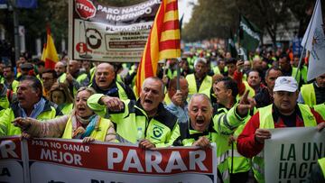 Varias personas participan en una manifestaci¨®n de transportistas en el Paseo del Prado, a 14 de noviembre de 2022, en Madrid (Espa?a). La manifestaci¨®n convocada por la Plataforma en Defensa del Transporte, ha contado con el apoyo de representantes de otros sectores como el de agricultura, ganader¨ªa y hosteler¨ªa, entre otros. La Plataforma denuncia el "incumplimiento" de la ley que proh¨ªbe trabajar a p¨¦rdidas en el sector, y se?ala al Ministerio de Transportes, Movilidad y Agenda Urbana de desautorizar a la Guardia Civil a controlar y denunciar este incumplimiento.
14 NOVIEMBRE 2022;TRANSPORTISTAS;CAMIONES;TRANSPORTE;MERCANCIAS;MERCAMADRID;HUELGA;CARRETERA
Alejandro Mart¨ªnez V¨¦lez / Europa Press
14/11/2022