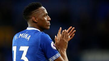 Yerry Mina durante un partido con Everton.