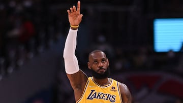 LeBron James abraza la historia