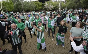 Seguidores del Real Betis por las calles de Sevilla.