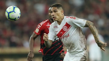 Soccer Football - Copa do Brasil - Athletico Paranaense v Internacional - Arena da Baixada, Curitiba, Brazil - September 11, 2019   Internacional&#039;s Paolo Guerrero in action with Athletico Paranaense&#039;s Nikao   REUTERS/Rodolfo Buhrer