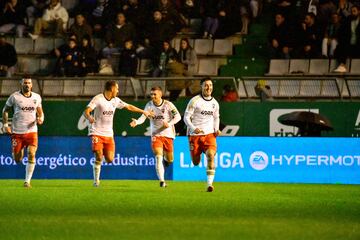 Escriche fue el jugador más destacado del Albacete en la locura de partido que se vivió en A Malata. El delantero marcó dos tantos, con un remate en el primer palo a la salida de un córner; y el definitivo 5-4, adelantándose bien a su defensor.