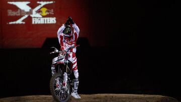 Dany Torres subido a su moto de FMX aplaudiendo al público en el Red Bull X-Fighters de la Monumental Plaza de Toros de Ciudad de México (2007).
