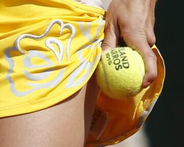 Amandine Hesse en su partido contra Samantha Stosur en Roland Garros.