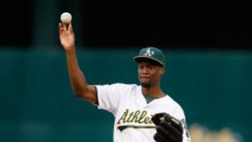 Harrison Barnes, hace el saque de honor durante un partido de los Oakland Athletics.