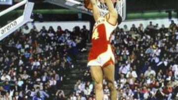 Spud Webb ejecuta un mate.