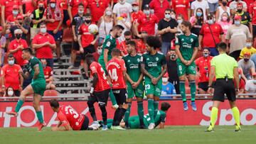 PALMA DE MALLORCA, 26/09/2021.- Los futbolistas del Osasuna Brasanac (2d), Aridane (3d) montan una barrera durante el tiro de una falta junto a Dani Rodr&iacute;guez (4i) y Brian (2i), del RCD Mallorca, durante su partido de LaLiga disputado este domingo 