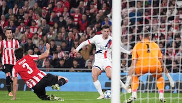 Paris Saint-Germain's Spanish midfielder #08 Fabian Ruiz challenges Athletic Bilbao's Spanish goalkeeper #01 Unai Simon during the UEFA Champions League league phase day 6 football match between Athletic Club Bilbao and Paris Saint-Germain (PSG) at San Mames Stadium in Bilbao on December 10, 2025. (Photo by Cesar MANSO / AFP)
