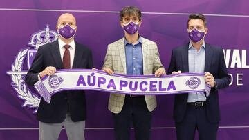 Pacheta posa con Matt Fenaert, CEO del club, y Fran S&aacute;nchez, director deportivo del Real Valladolid.