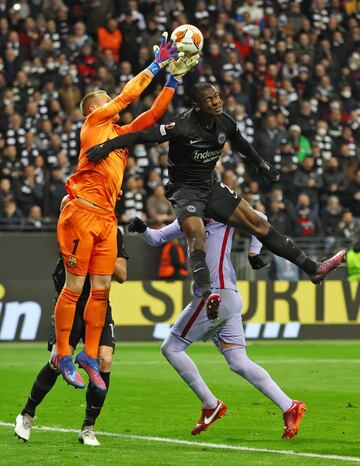 Marc-André ter Stegen con Evan Ndicka.