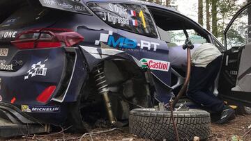 El Ford de Ogier tras estamparse contra unos árboles en Finlandia.