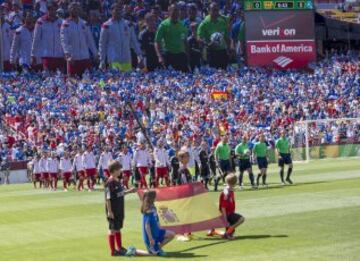 Salida al campo de los jugadores.