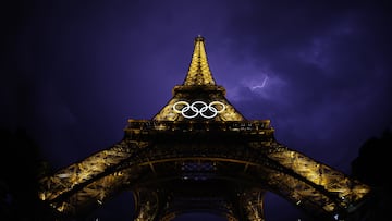 PARÍS, 01/08/2024.- Vista de la torre Eiffel con los aros olímpicos iluminada este jueves. EFE/ Miguel Gutierrez
