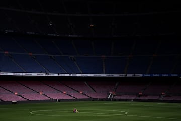 El jugador del Barcelona, Andrés Iniesta, quiso despedirse a solas del Camp Nou tras su último partido como azulgrana.