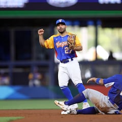José Altuve abandona el Estados Unidos vs Venezuela tras un golpe en la mano derecha