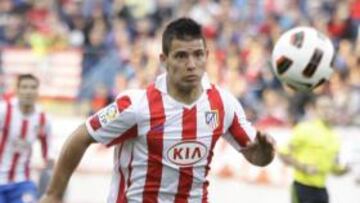 <b>LÍDER. </b>Agüero corre tras un balón en el césped del Calderón.