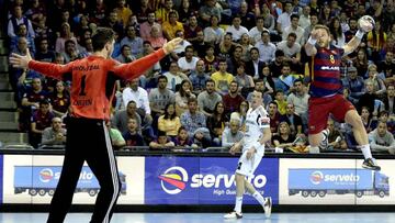 Víctor Tomás durante un lanzamiento ante el Kiel.