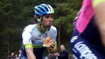 Matthews, con su porción de pizza.