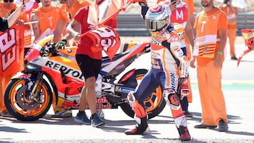 Repsol Honda Team&#039;s Spanish rider Marc Marquez celebrates with supporters after winning the MotoGP race of the Moto Grand Prix of Aragon at the Motorland circuit in Alcaniz on September 23, 2018. (Photo by JOSE JORDAN / AFP)