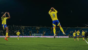 Cristiano Ronaldo festeja su gol 921 a días de cumplir 40 años de edad.