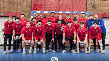 Ricardo Lozano (de negro) visitó a la plantilla del REBI Cuenca.