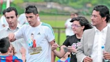 <b>DEJAD QUE SE ACERCEN A MÍ. </b>David Villa, rodeado por los niños que participan en el campus que lleva su nombre en Lugo de Llanera.