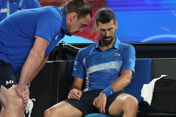 Novak Djokovic se duele en el banco de la Rod Laver.